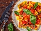 Рецепта Домашни равиоли със спанак и рикота в доматен сос